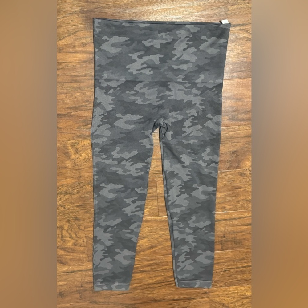 Spanx Look At Me Now Seamless Leggings Grey Camo Cropped Stretch Size Large